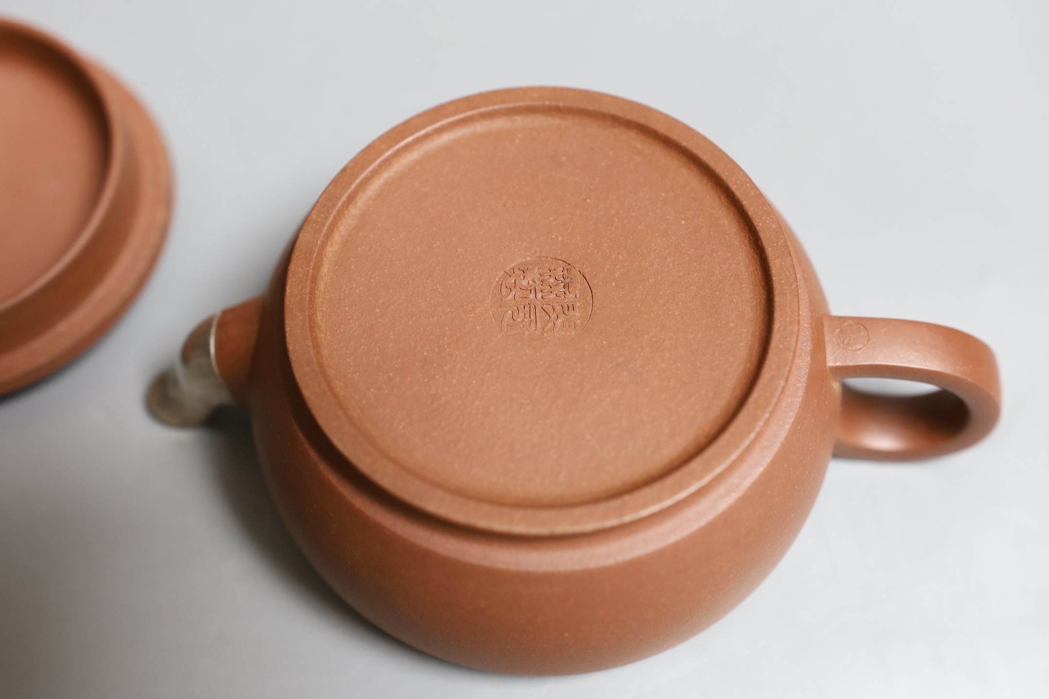 A Chinese Yixing drum-shaped teapot, Qing dynasty, 6cms high, 15.5cm long